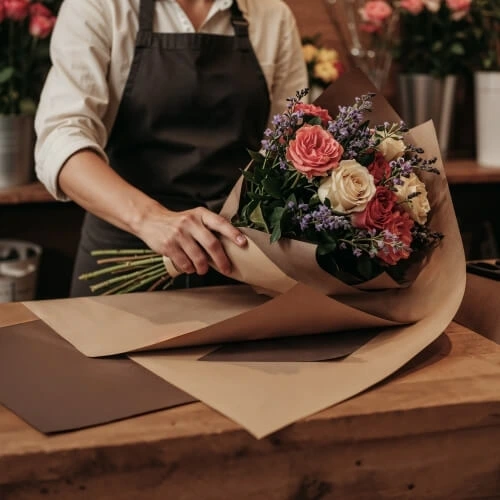 Conditionnement avec soin d'un bouquet de fleurs fraiches