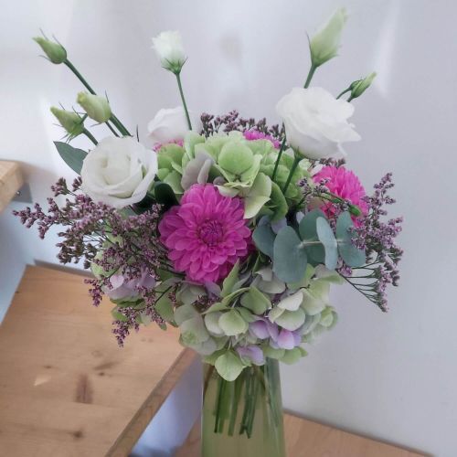 Bouquet de fleurs fraiches ton rose blanc et vert