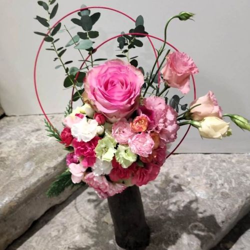 Bouquet de fleurs fraiches composition roses et eucalyptus