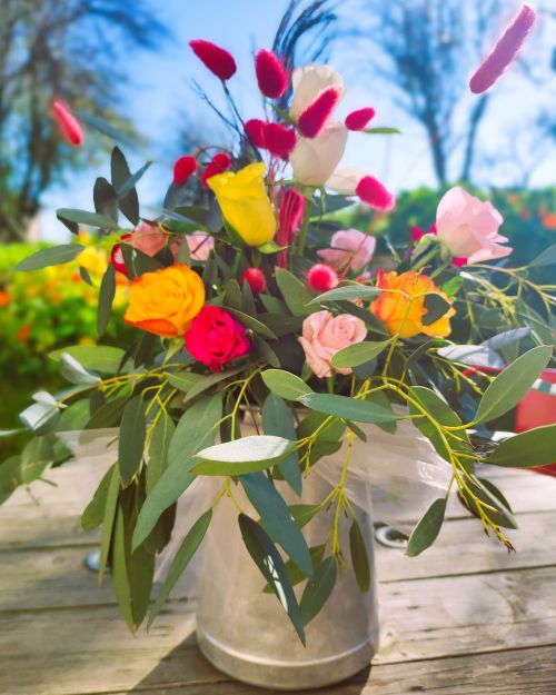 Bouquet de fleurs fraiches plein de soleil, rose, jaune et rouge