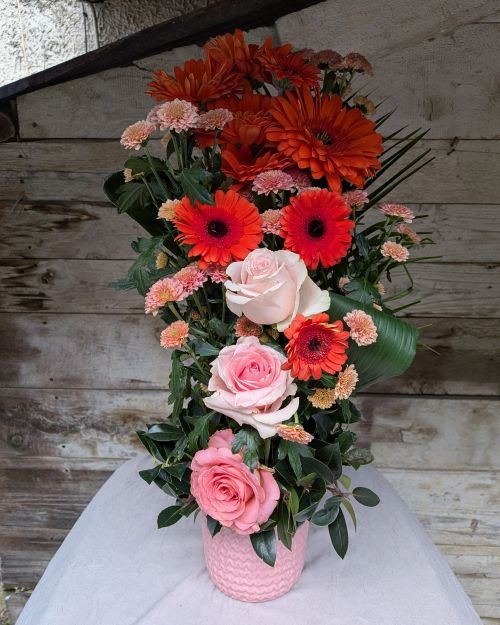 Composition de fleurs fraiches rouge et rose