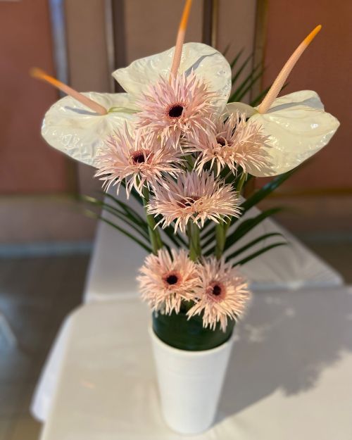 Un bouquet de fleurs exotiques.
