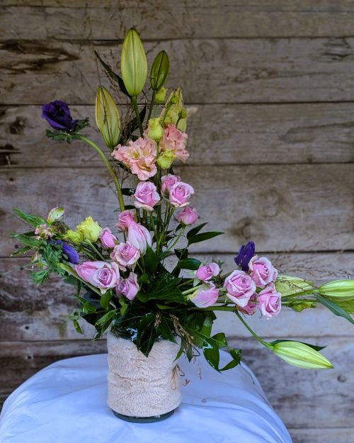 Composition de fleurs fraiches ton rose et vert tendre