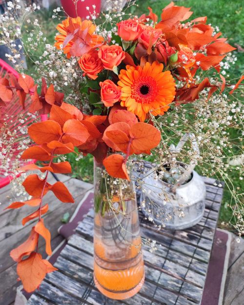 Bouquet de fleurs fraiches ton orange