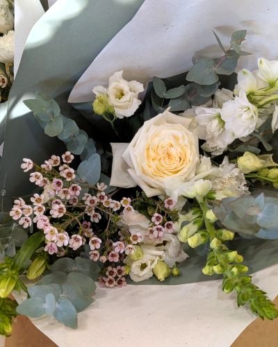 Bouquet de fleurs fraiches blanc et vert