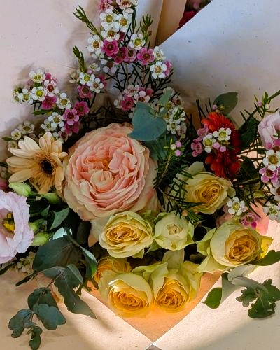 Bouquet de fleurs fraiches jaune orangé