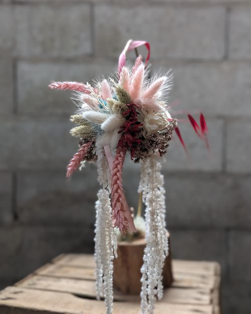 Bouquet de fleurs séchées colorées.