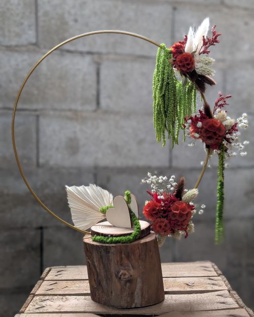 Arrangement floral moderne sur support en bois