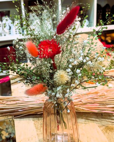 Un bouquet de fleurs séchées colorées.