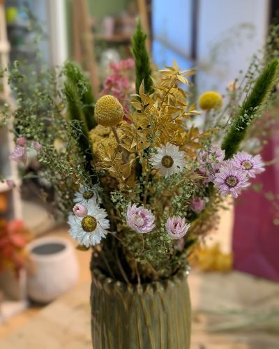 Un bouquet de fleurs séchées colorées.