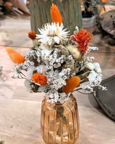 Un bouquet de fleurs séchées colorées.