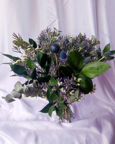 Bouquet de fleurs séchées colorées, ton bleu