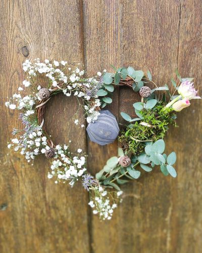 Cœur à suspendre en fleurs séchées vert et blanc