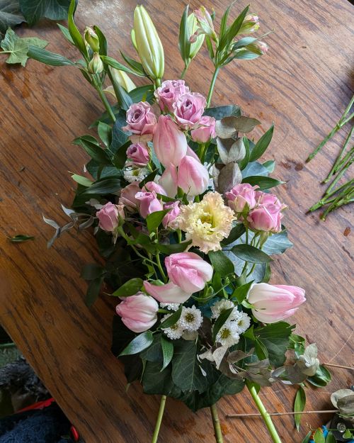 Composition de fleurs fraiches rose et vert, centre de table