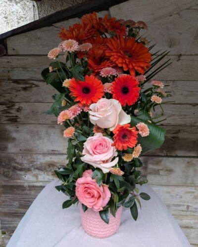Composition de fleurs fraiches rouge et rose