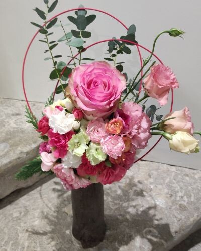 Composition œillets et roses support en bois
