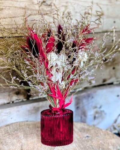 Bouquet de fleurs séchées vase rouge