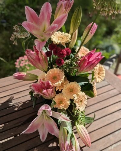 Bouquet de fleurs fraiches ton rose et vert tendre